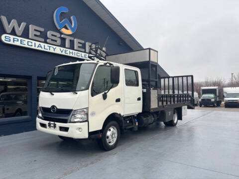 2017 Hino Landscape Truck