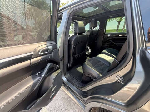 2014 Porsche Cayenne GTS