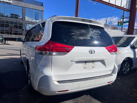 2013 Toyota Sienna LE 8-Passenger
