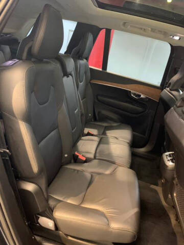 2022 Volvo XC90 T6 Momentum 7-Passenger