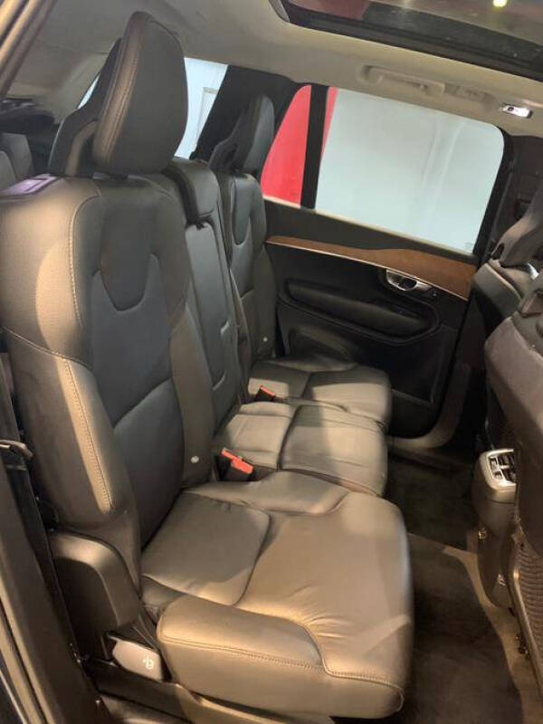 2022 Volvo XC90 T6 Momentum 7-Passenger