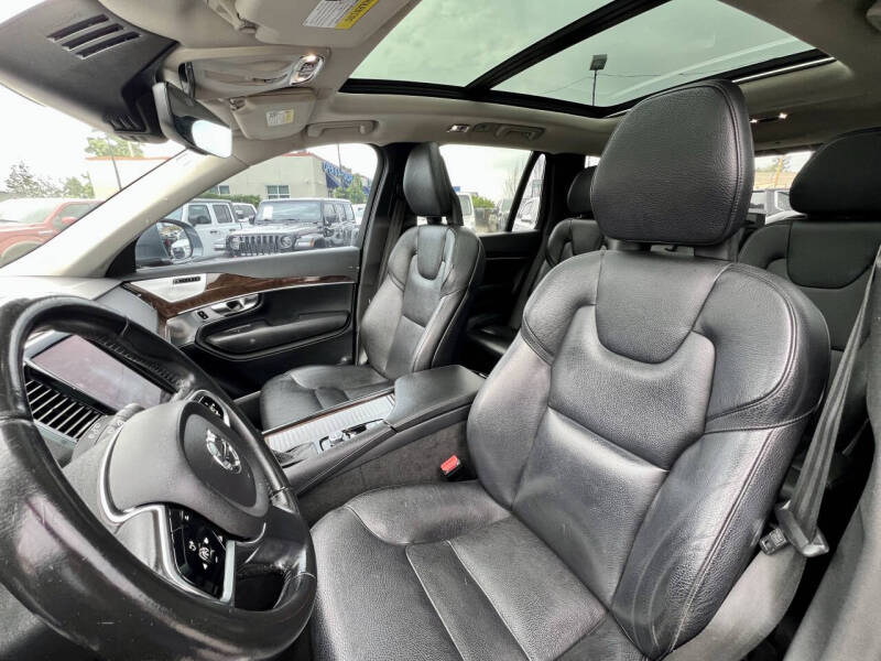 2016 Volvo XC90 T6 Momentum