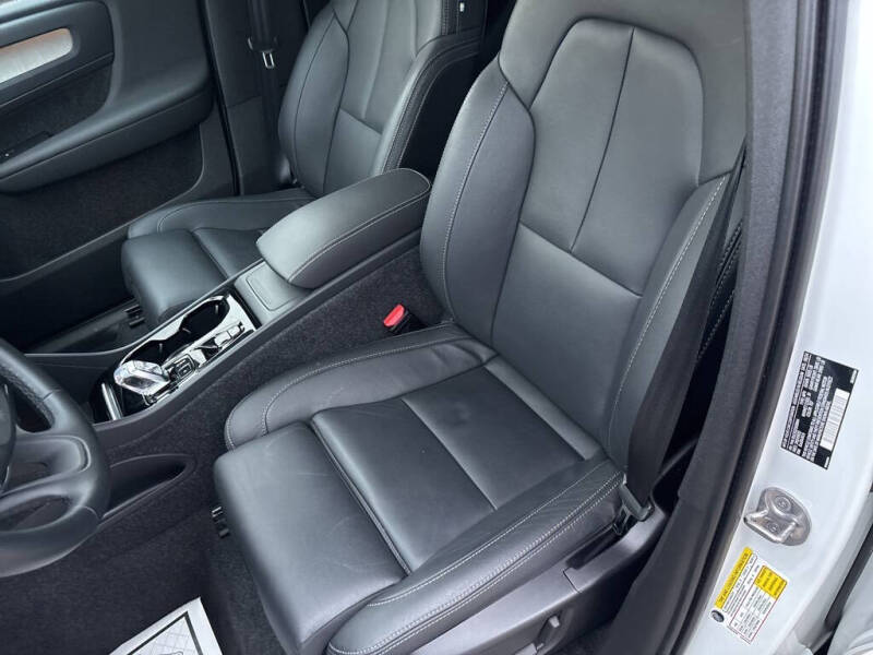 2025 Volvo XC40 B5 Plus Dark Theme