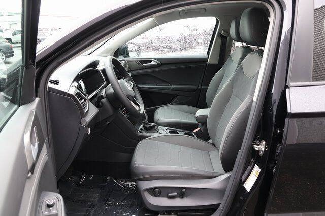 2025 Volkswagen Taos SE Black 4Motion