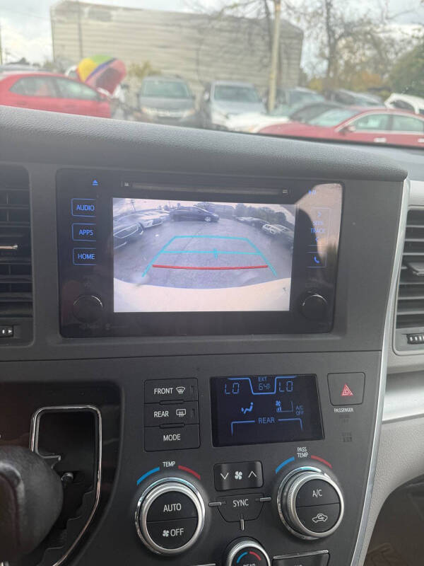 2015 Toyota Sienna LE 8-Passenger