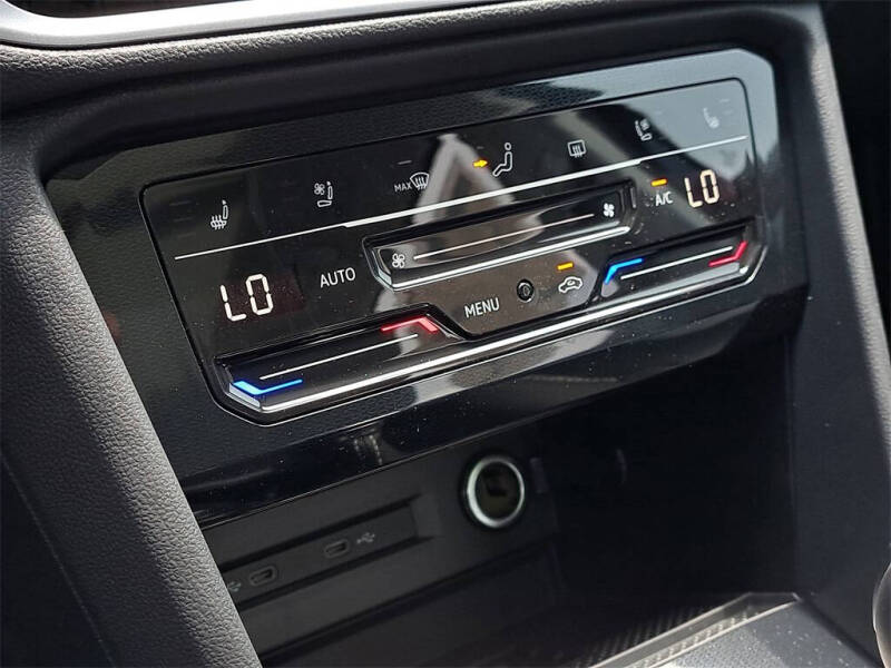 2025 Volkswagen Taos SEL 4Motion