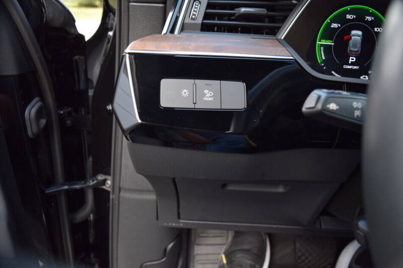 2022 Audi e-tron quattro Premium