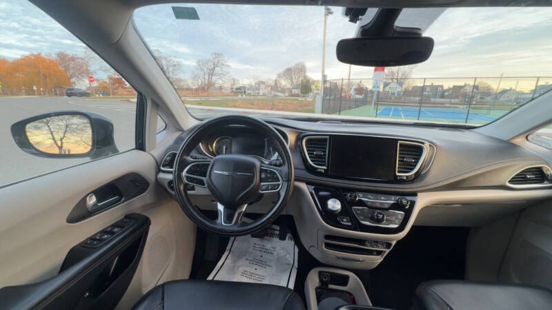 2022 Chrysler Pacifica Hybrid Touring L