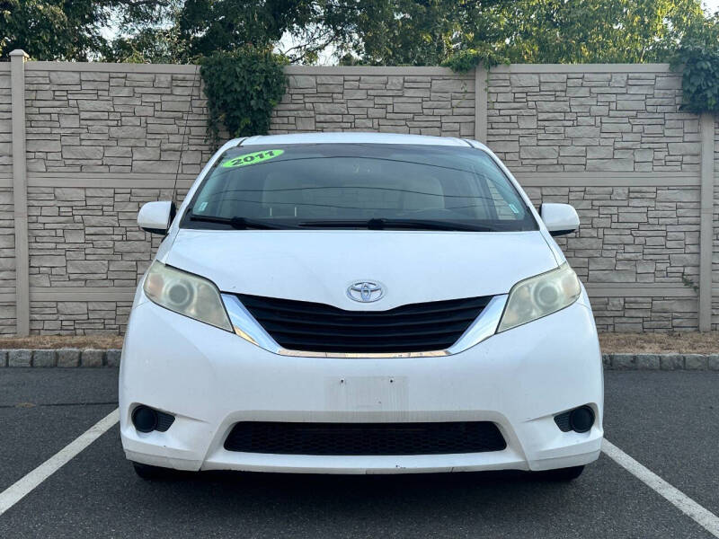 2011 Toyota Sienna LE photo 2