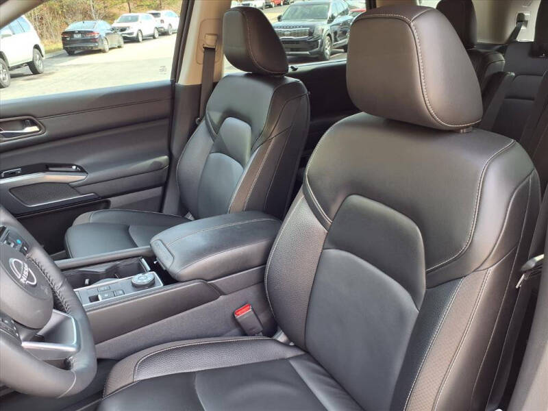 2025 Nissan Pathfinder SL