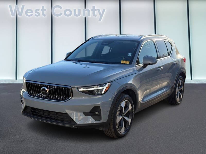 2025 Volvo XC40 B5 Plus Bright Theme