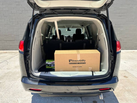 2022 Chrysler Voyager LX