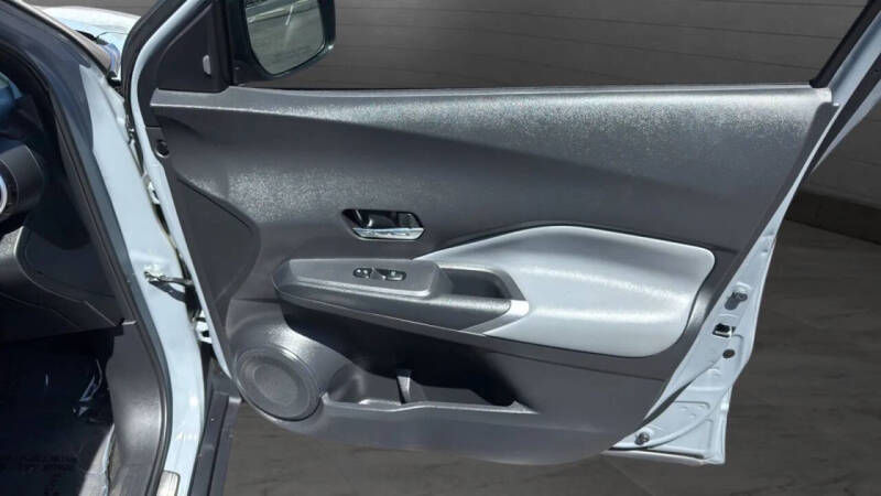 2022 Nissan Kicks SR