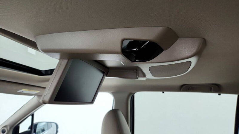 2022 Honda Pilot Touring w/Rear Captain's Chairs