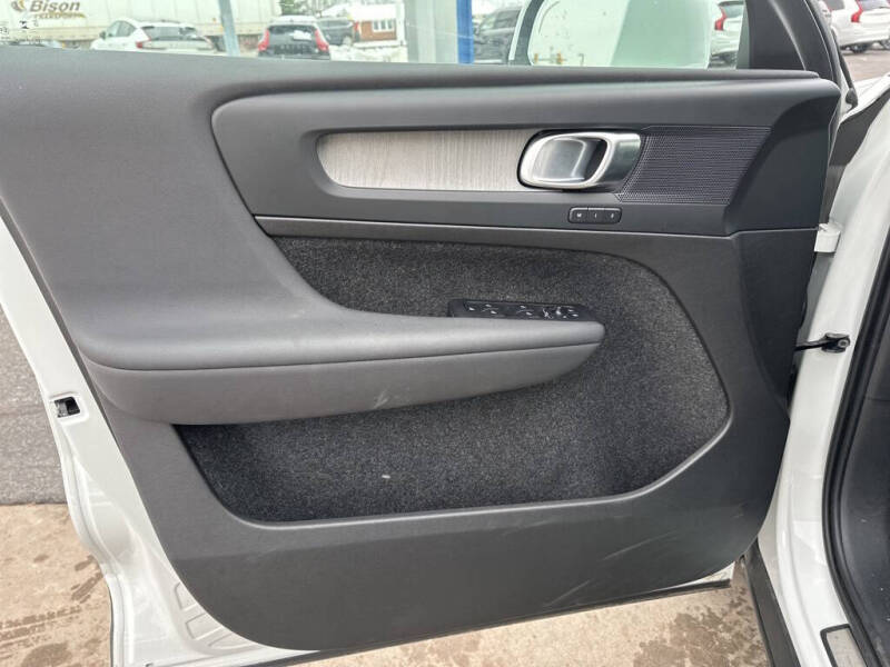 2025 Volvo XC40 B5 Core Bright Theme