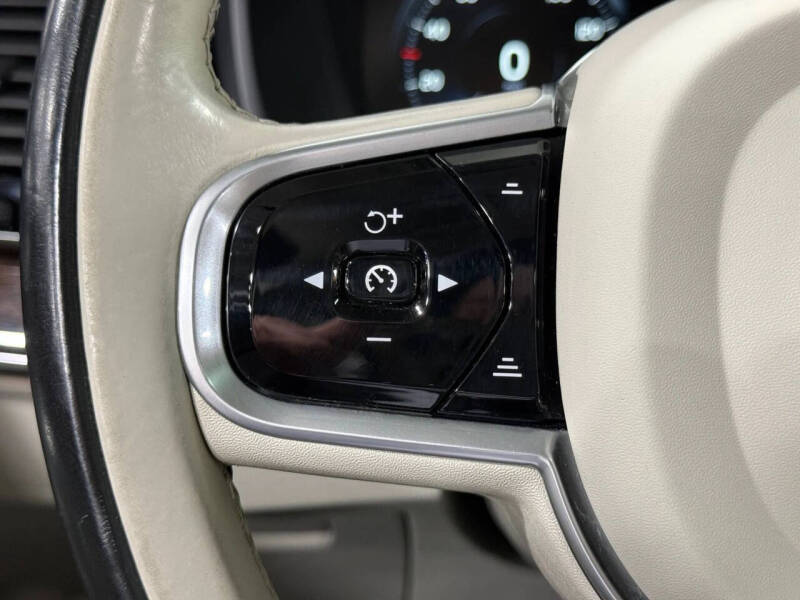 2016 Volvo XC90 T6 Momentum