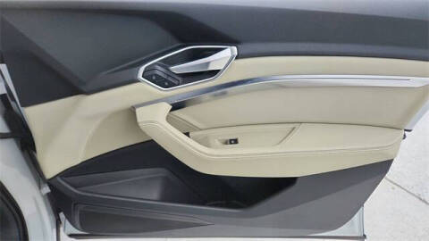 2022 Audi e-tron quattro Premium