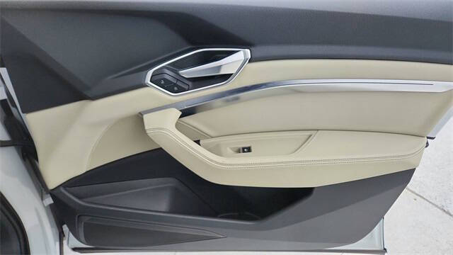 2022 Audi e-tron quattro Premium