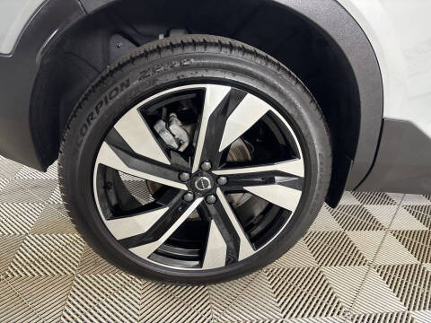 2024 Volvo XC40 B5 Ultimate Dark Theme