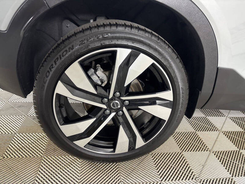 2024 Volvo XC40 B5 Ultimate Dark Theme