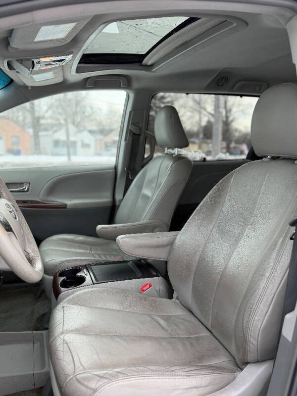 2014 Toyota Sienna XLE 7-Passenger Auto Access Seat