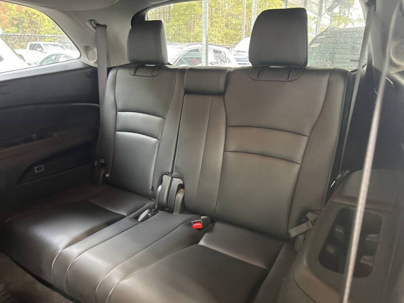 2019 Honda Pilot Touring w/Rear Captain's Chairs