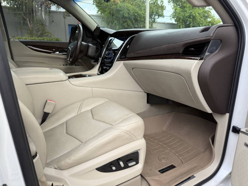 2016 Cadillac Escalade Luxury Collection