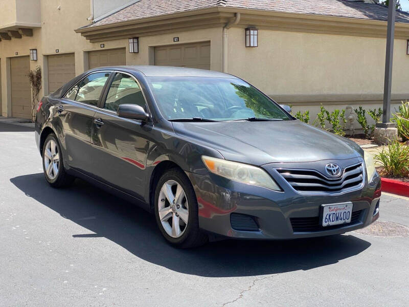 2010 Toyota Camry LE photo 3