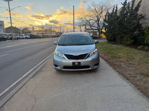 2014 Toyota Sienna LE 8-Passenger