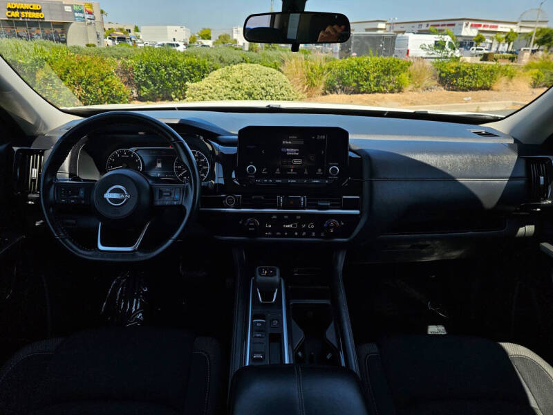 2024 Nissan Pathfinder SV