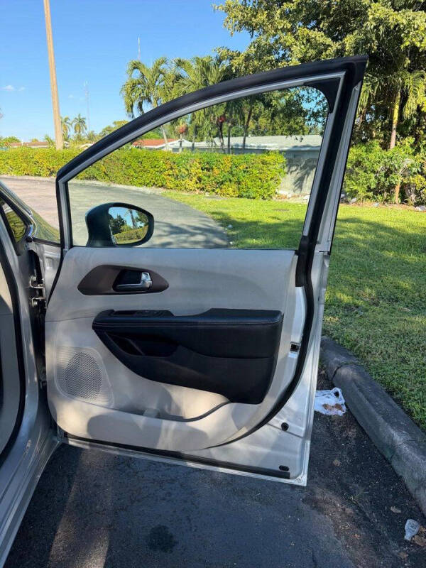 2023 Chrysler Voyager LX