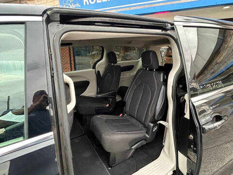 2022 Chrysler Voyager LX