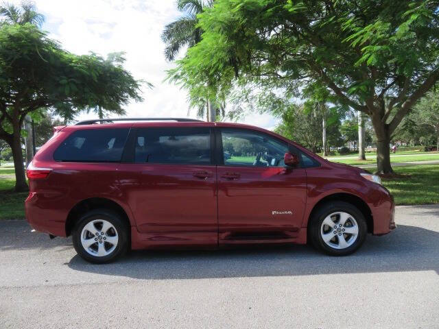2020 Toyota Sienna LE Mobility 7-Passenger