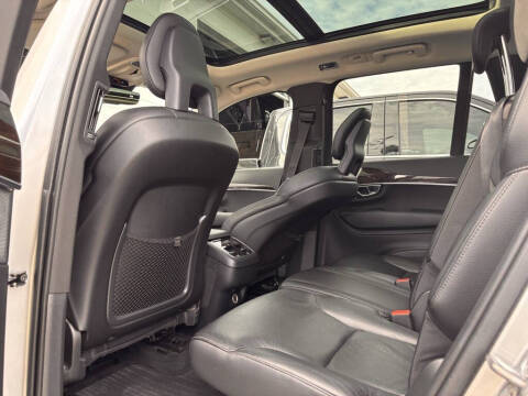 2016 Volvo XC90 T6 Momentum