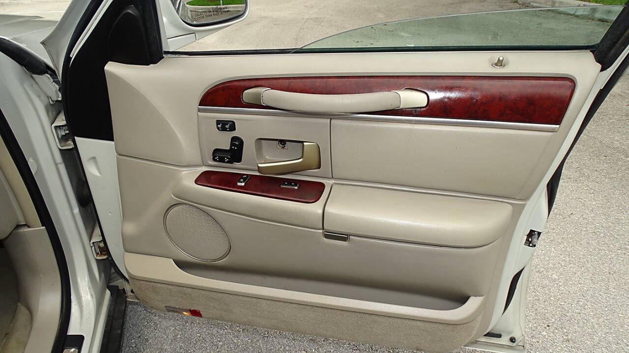 2004 Lincoln Town Car 24