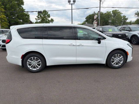 2027 Chrysler Pacifica Select