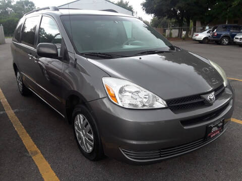 2005 Toyota Sienna for sale at Midtown Motors in Beach Park IL