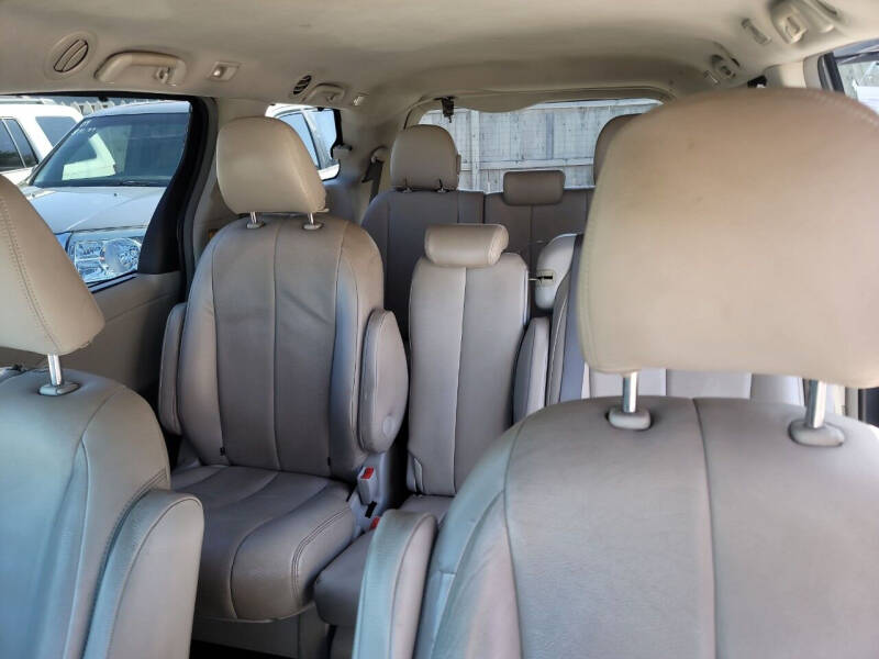 2013 Toyota Sienna LE 8-Passenger
