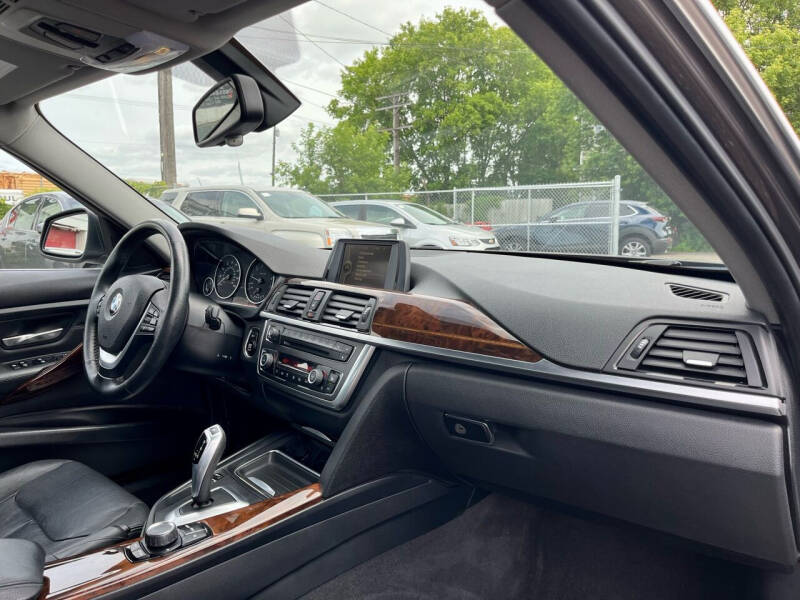 2013 BMW 3 Series 328i photo 14