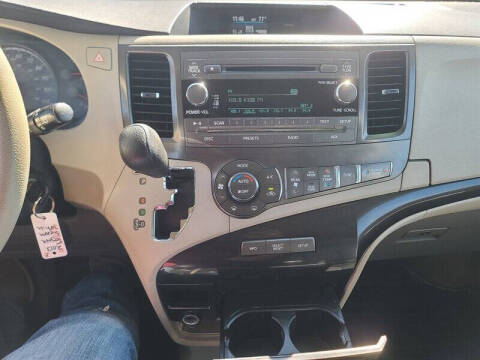 2013 Toyota Sienna LE 8-Passenger