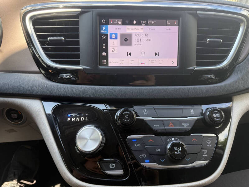 2023 Chrysler Voyager LX