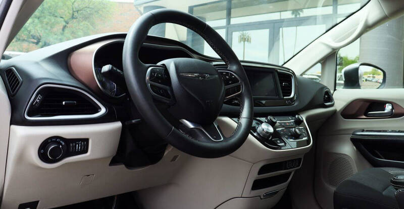 2023 Chrysler Voyager LX