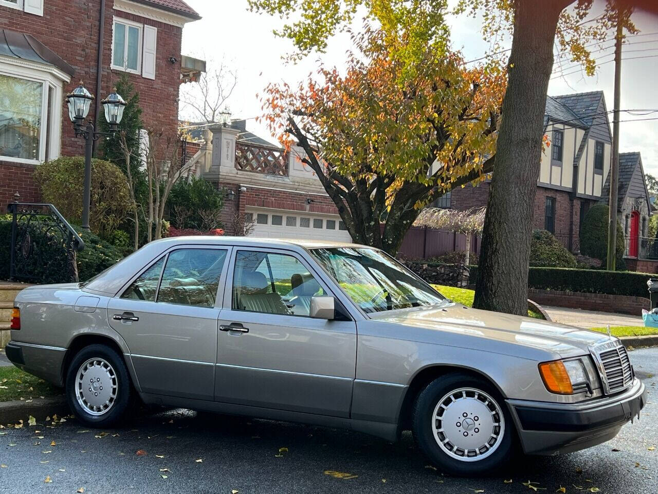 1990 Mercedes-Benz 300-Class  - $6,900