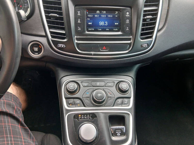 2017 Chrysler 200 Touring