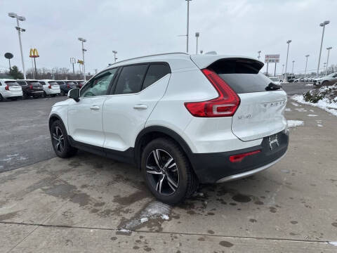 2025 Volvo XC40 B5 Core Bright Theme