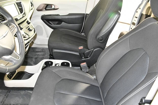 2022 Chrysler Voyager LX