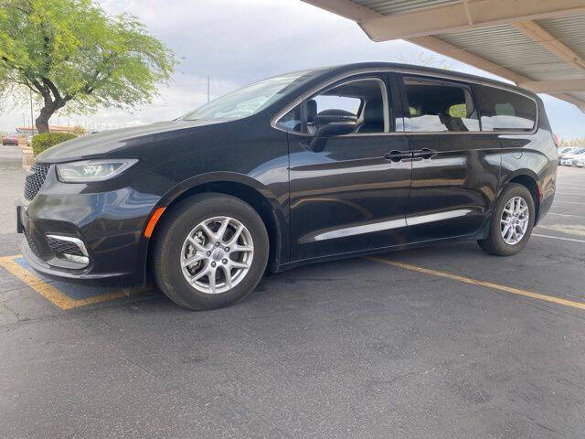 2023 Chrysler Pacifica Touring L's photo