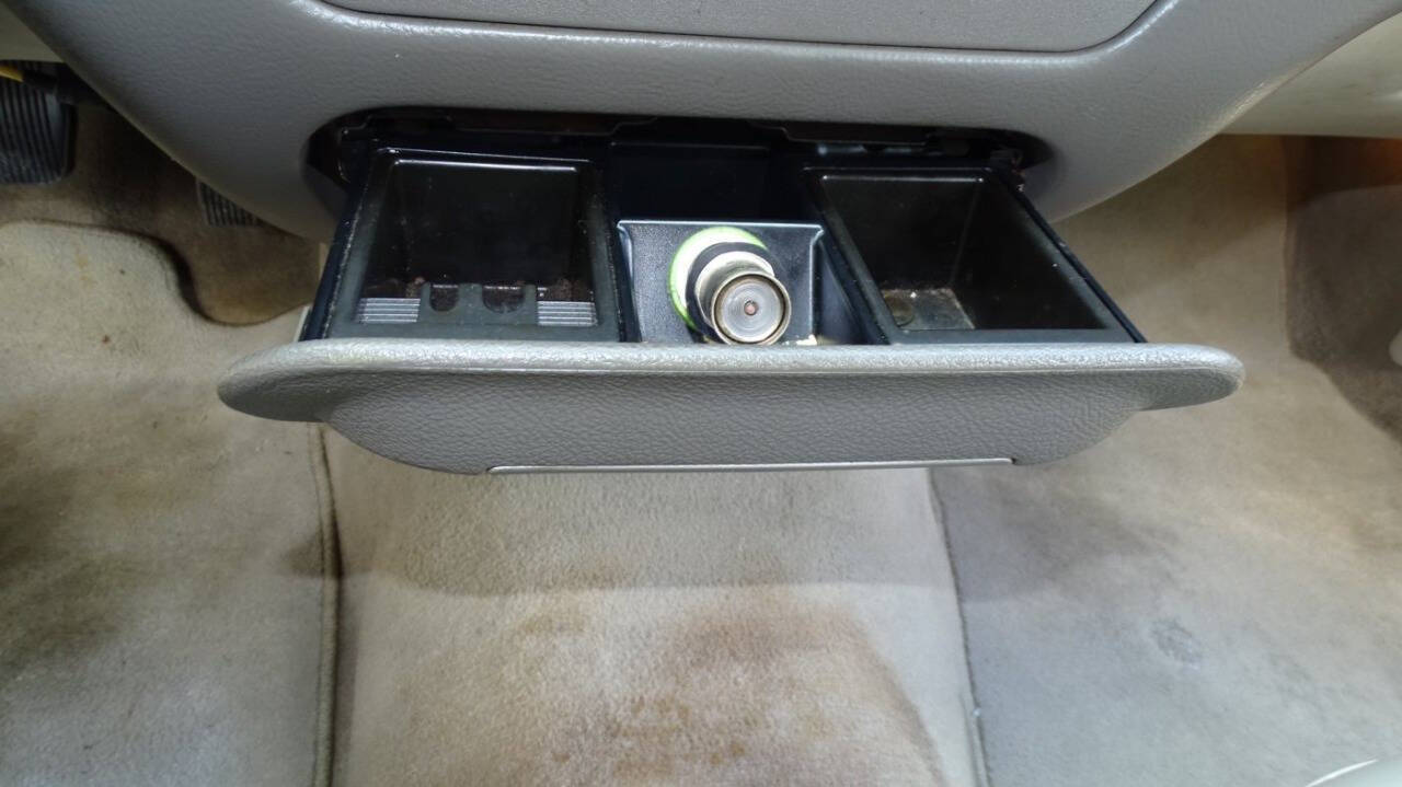 2004 Lincoln Town Car 31