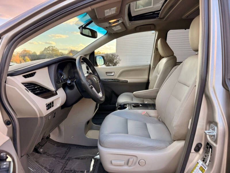 2017 Toyota Sienna XLE Premium 8-Passenger