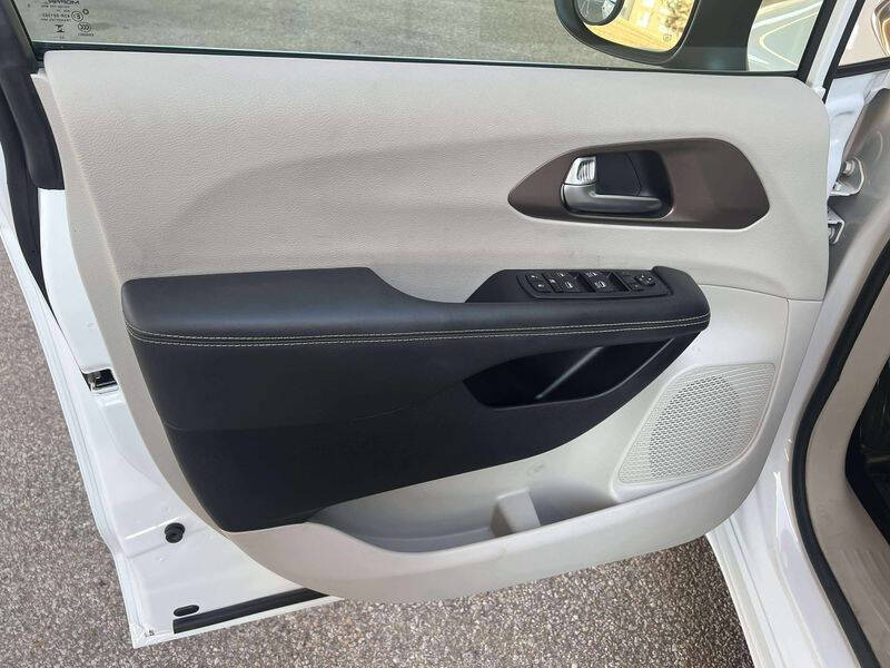 2024 Chrysler Voyager LX